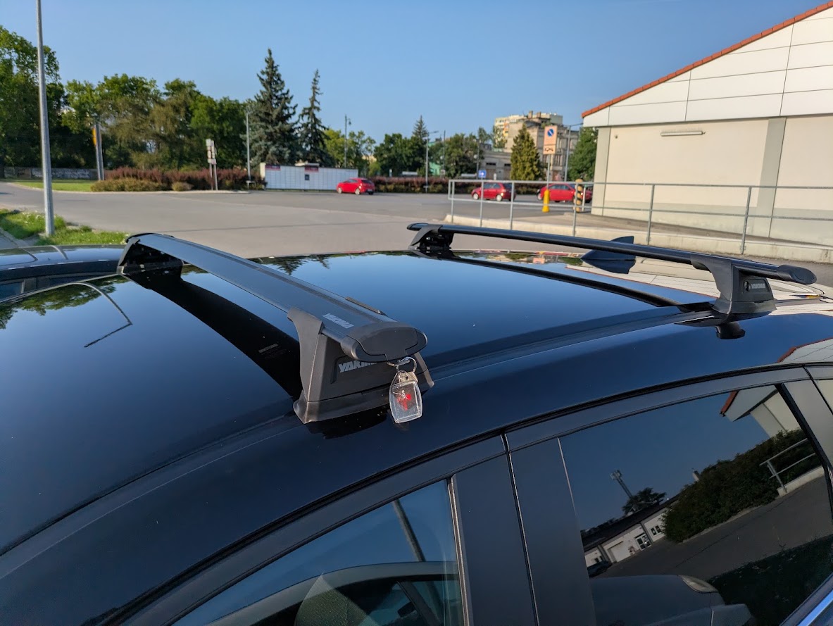 Przednia belka Yakima ThruBar ze stopą i zamkiem na Mazdzie CX-5